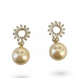 BRINCO PENDENTE PEROLA CREME BAGUETE CRISTAL