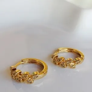 BRINCO ARGOLA FOLHAS ZIRCONIA CRISTAL