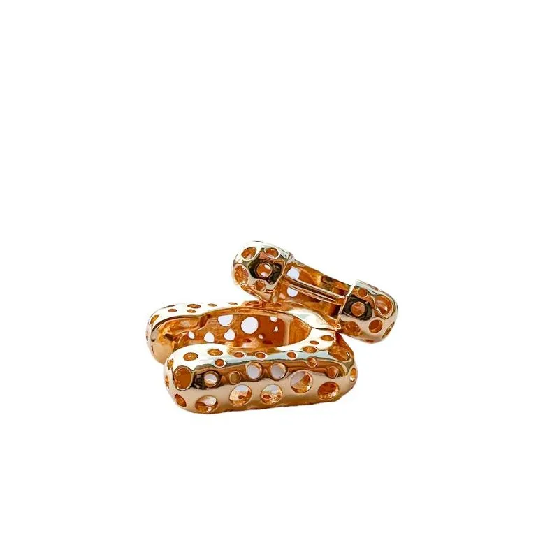 BRINCO ARGOLA QUADRADA LISA BOLINHAS VAZADAS
