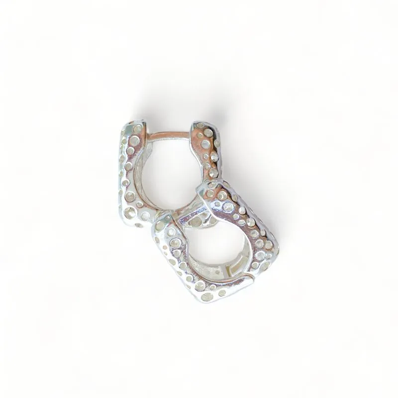 BRINCO ARGOLA QUADRADA LISA BOLINHAS VAZADAS